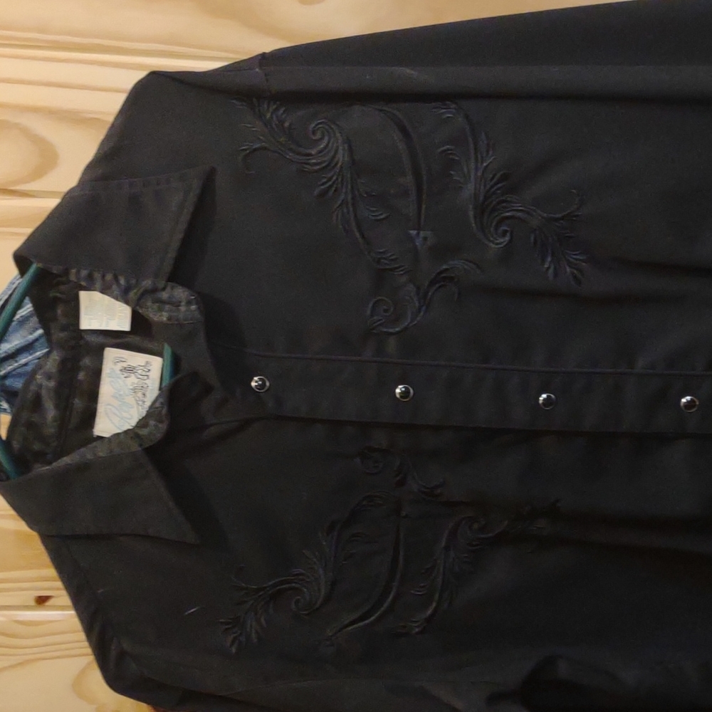 Real nice men's pearl snap shirt